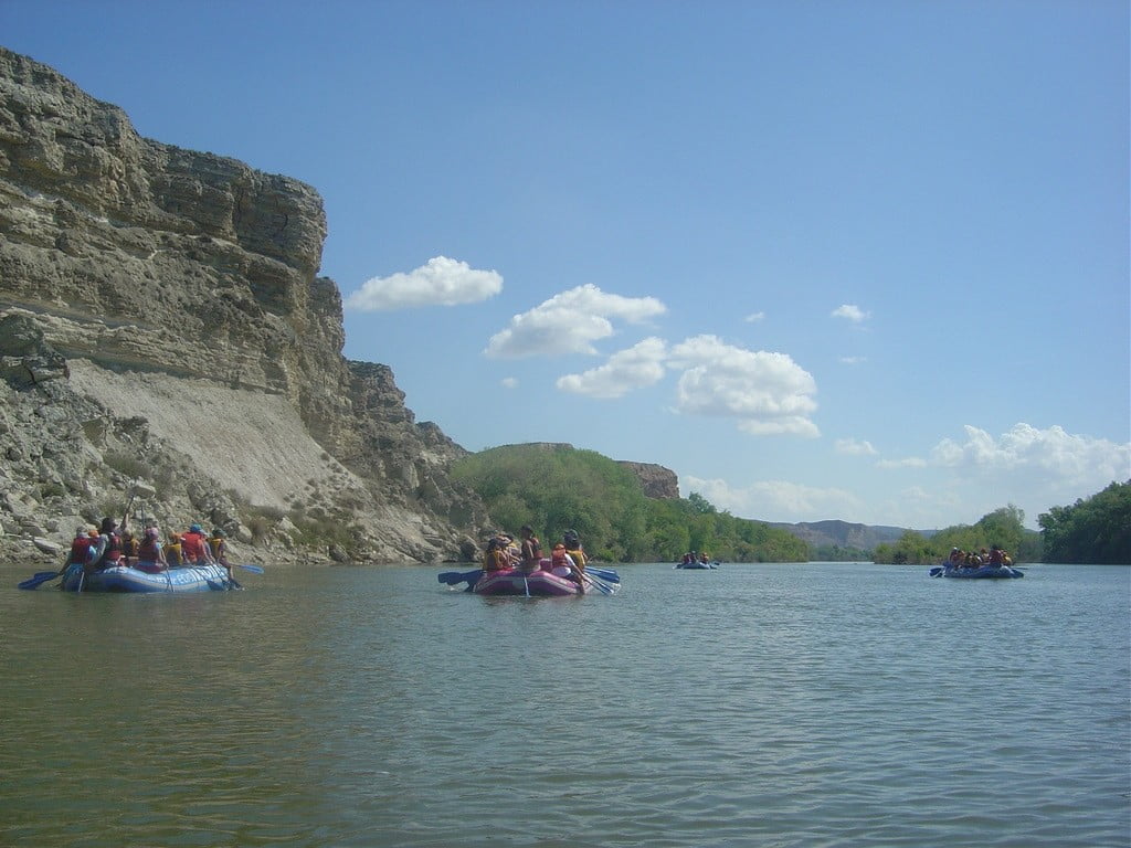 Actividad con escolares en rafting o balsas neumáticas en los escarpes del Ebro